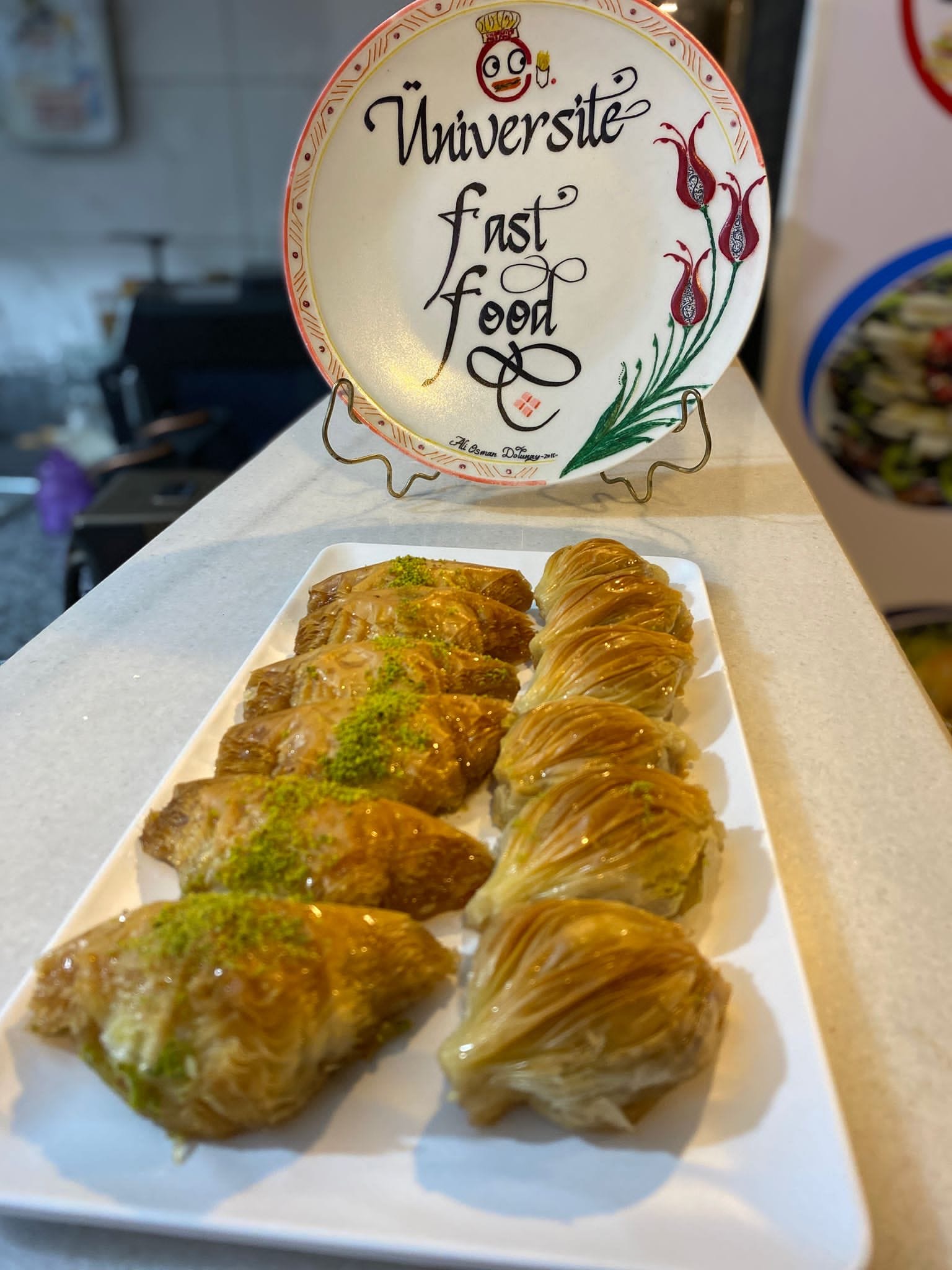 Şerbetli tatlı sunumu