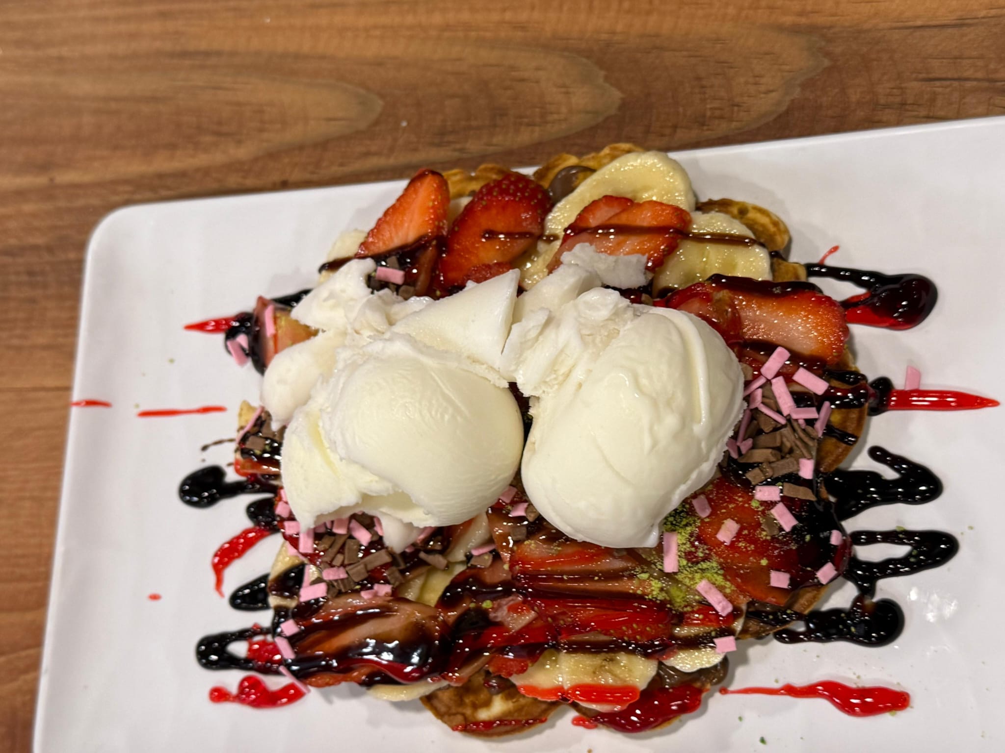 Dondurmalı waffle sunumu
